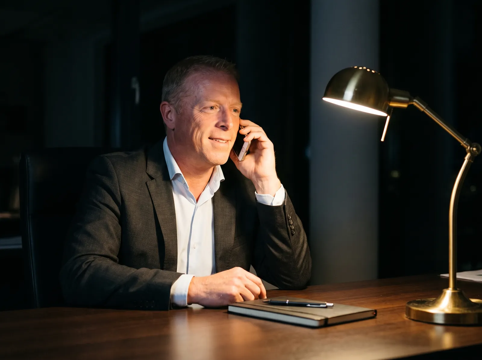 Thilo Krause am Telefon, an seinem Schreibtisch unter einer Lampe
